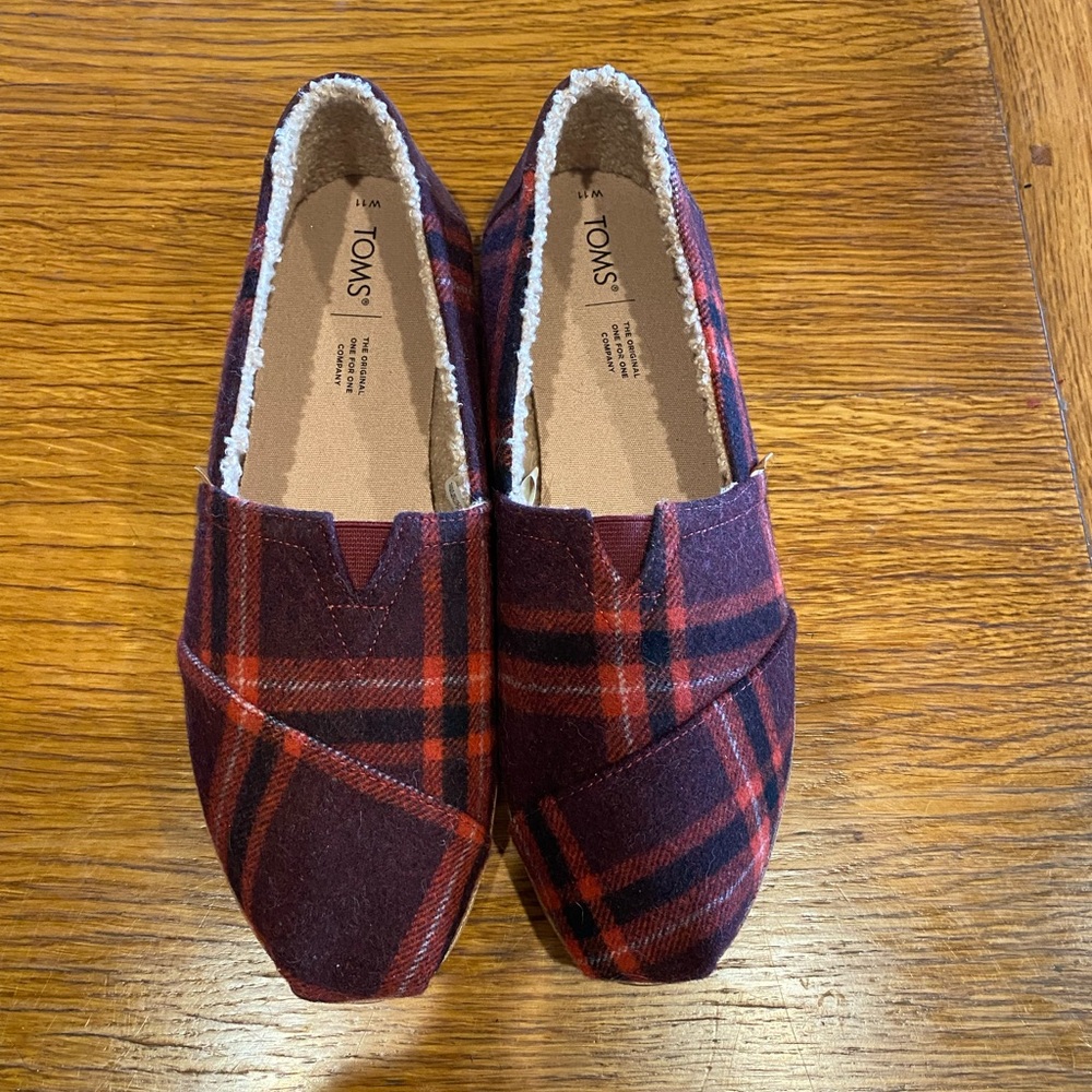 Toms alpargata red plaid, faux shearling, leather wrap women’s shoes size 11 NWT